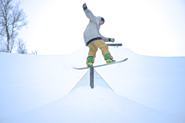 Rails och big jumps är bara några av de features som finns att välja på i Hemvan Snow Park . Foto: Sam Hedman
